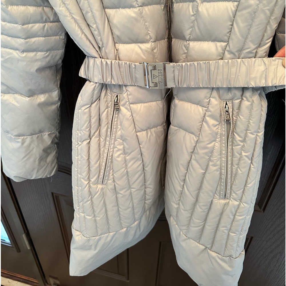 GUESS Womenβs Cream White Long Puffer Coat Size L Faux Fur Hood Detachable Belt - Picture 5 of 7